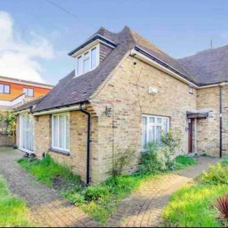Lovely Cottage In The Heart Of Shirley- Кройдон Екстериор снимка
