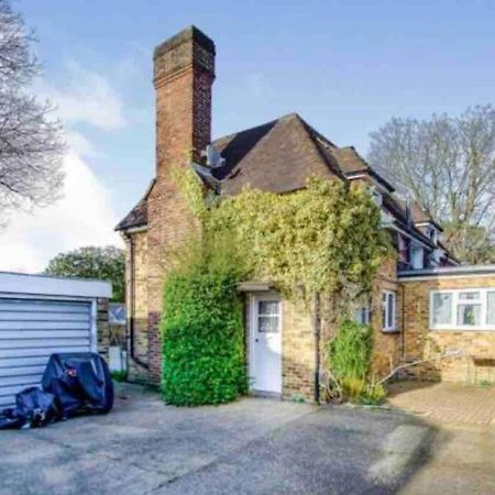 Lovely Cottage In The Heart Of Shirley- Кройдон Екстериор снимка