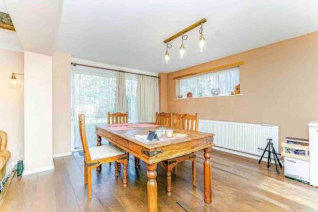 Lovely Cottage In The Heart Of Shirley- Кройдон Екстериор снимка