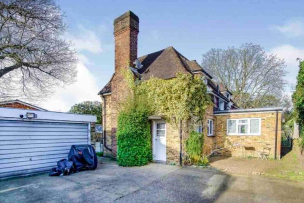 Lovely Cottage In The Heart Of Shirley- Кройдон Екстериор снимка