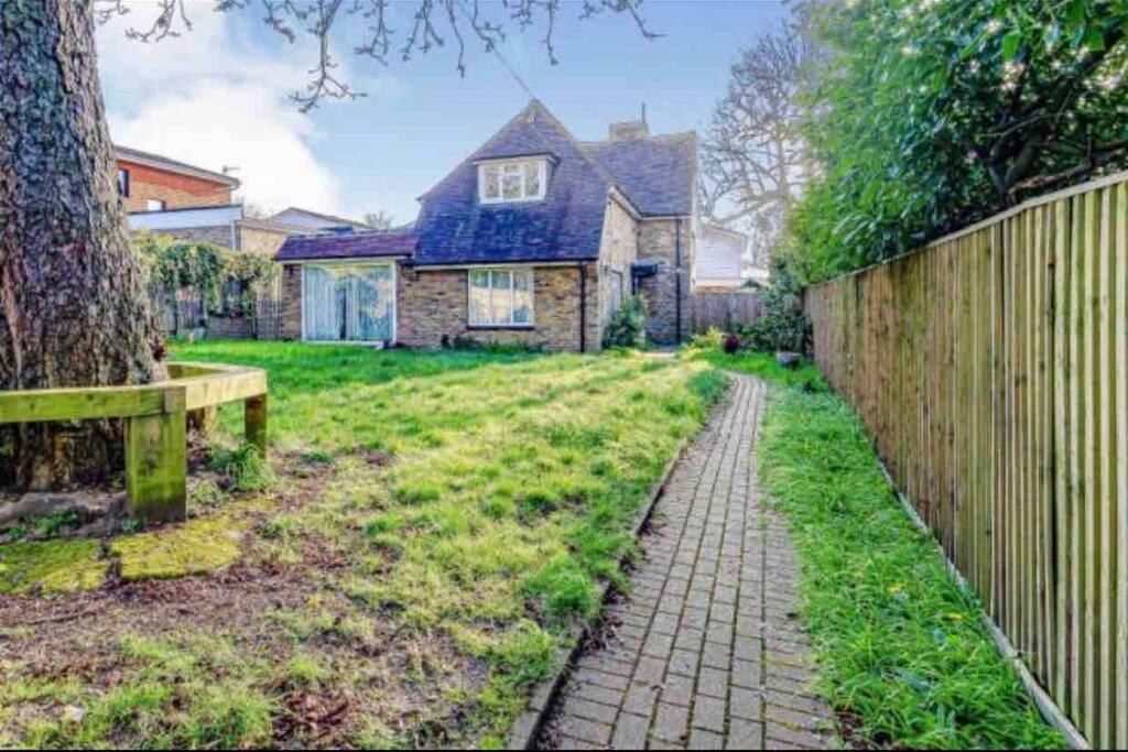 Lovely Cottage In The Heart Of Shirley- Кройдон Екстериор снимка