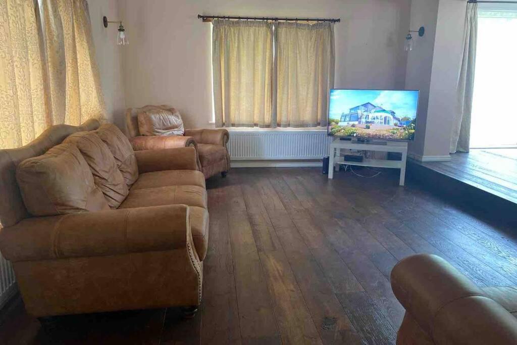 Lovely Cottage In The Heart Of Shirley- Кройдон Екстериор снимка
